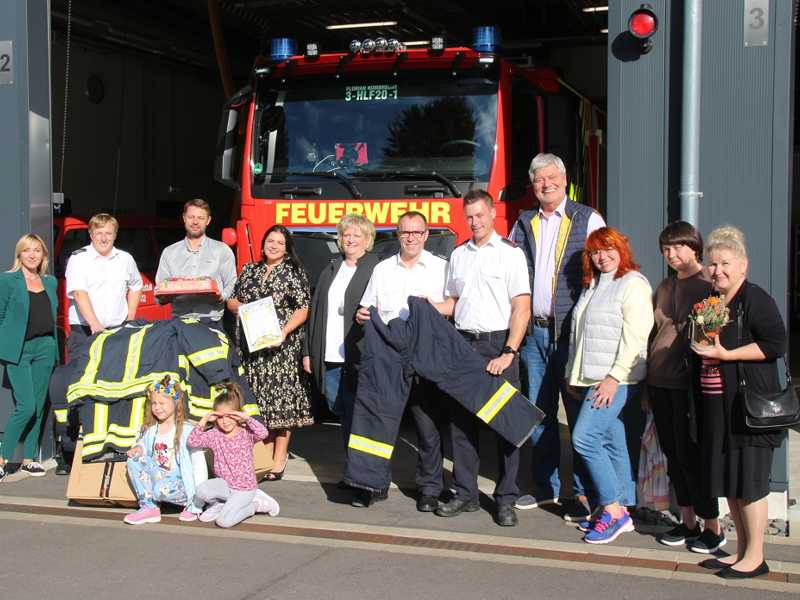 Freiwillige Feuerwehr Nümbrecht übergibt Einsatzuniformen über Caritas Oberberg zur Brandbekämpfung an die Ukraine