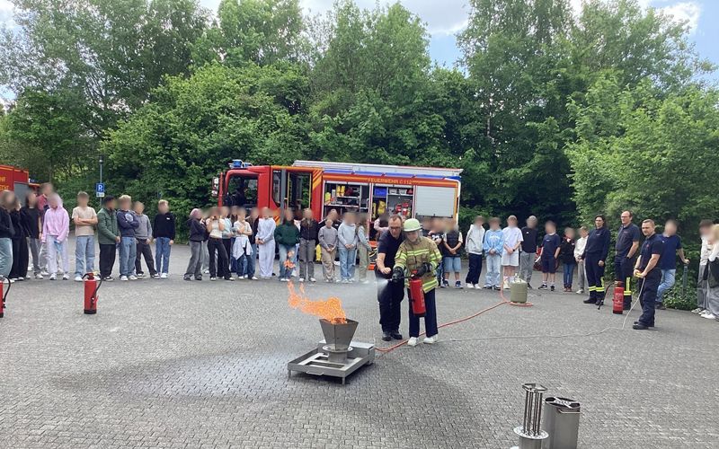 Die Feuerwehr besucht das Homburgische Gymnasium Nümbrecht