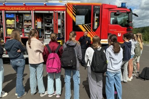 Jahrgangsstufe 7 des Gymnasiums Nümbrecht zu Gast bei der Feuerwehr